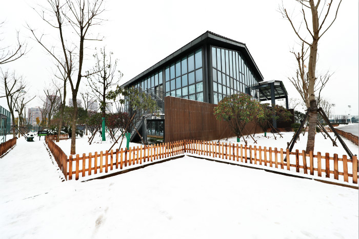 一場(chǎng)雪，體育中心美得不要不要的</br>但最美的風(fēng)景還是他們(圖1)