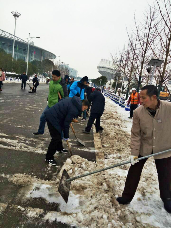 一場(chǎng)雪，體育中心美得不要不要的</br>但最美的風(fēng)景還是他們(圖6)