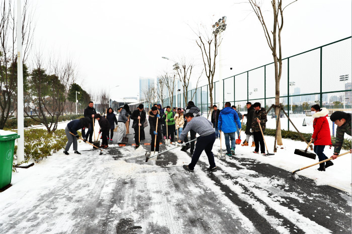 一場(chǎng)雪，體育中心美得不要不要的</br>但最美的風(fēng)景還是他們(圖13)