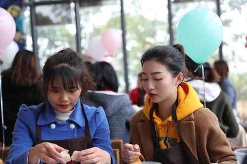 巧手做糕點(diǎn)，甜蜜迎佳節(jié) ▏武漢體育中心舉行“三八”婦女節(jié)關(guān)愛活動(圖4)