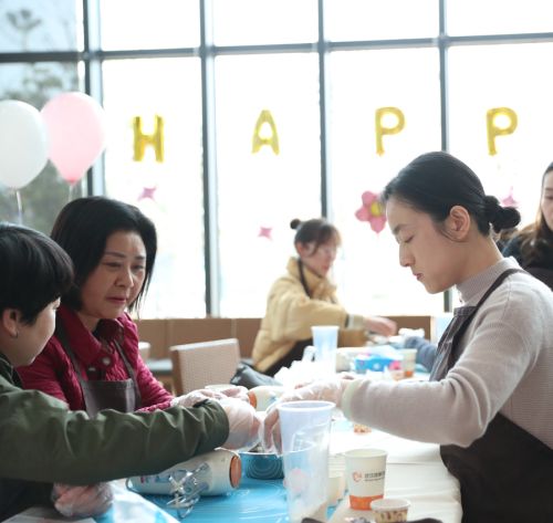 巧手做糕點(diǎn)，甜蜜迎佳節(jié) ▏武漢體育中心舉行“三八”婦女節(jié)關(guān)愛活動(圖3)